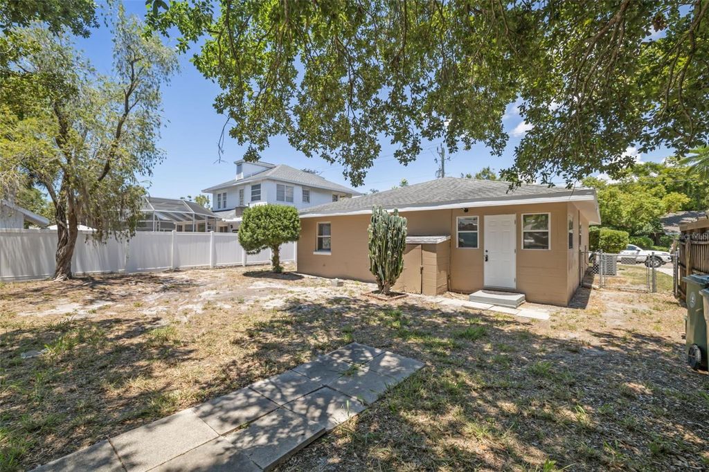 Image 7 of property listing at 808 26TH STREET W, Bradenton, FL 34205