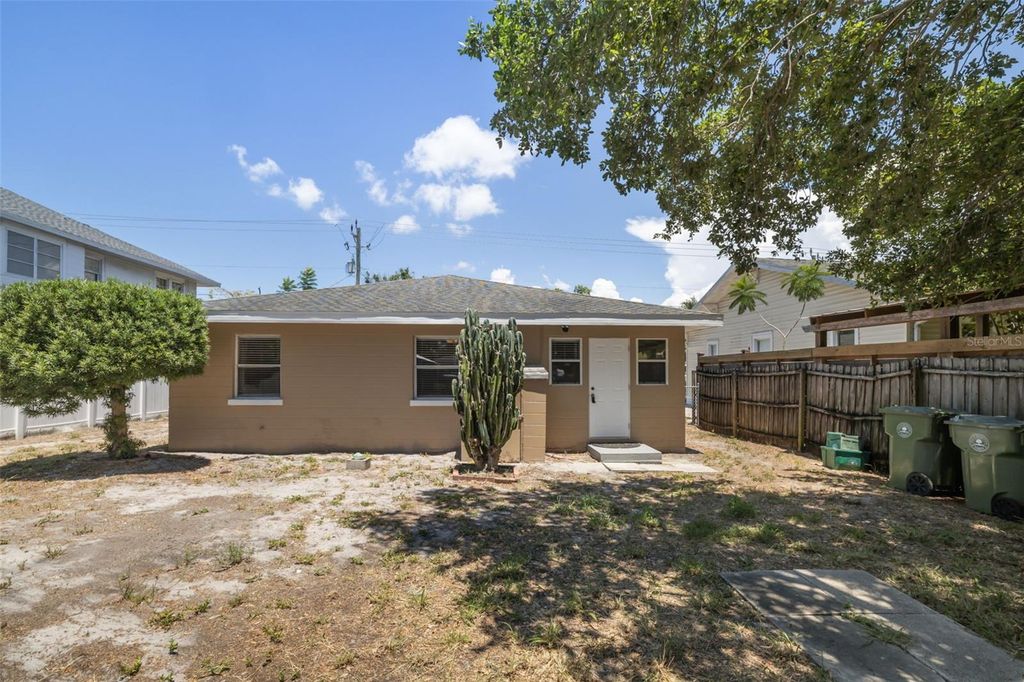 Image 8 of property listing at 808 26TH STREET W, Bradenton, FL 34205