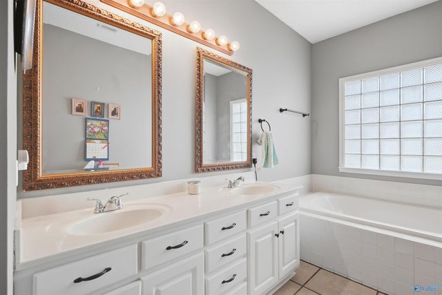 2903 Whiteford Drive SW, Decatur, AL 35603