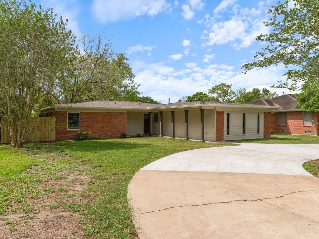 2502 Oak Drive, Bay City, TX 77414