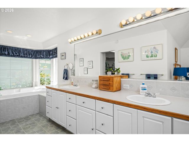 85181 SARVIS BERRY Ln, Eugene, OR 97405