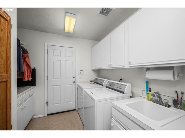 85181 SARVIS BERRY Ln, Eugene, OR 97405