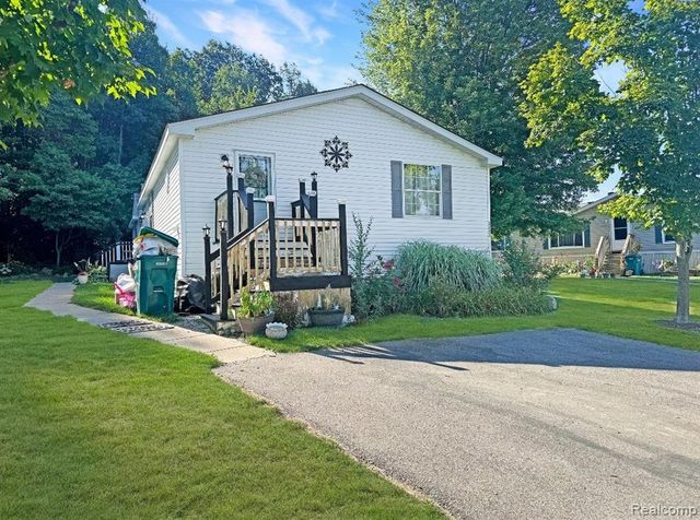 8489 Barkwood Circle, Fenton, MI 48430