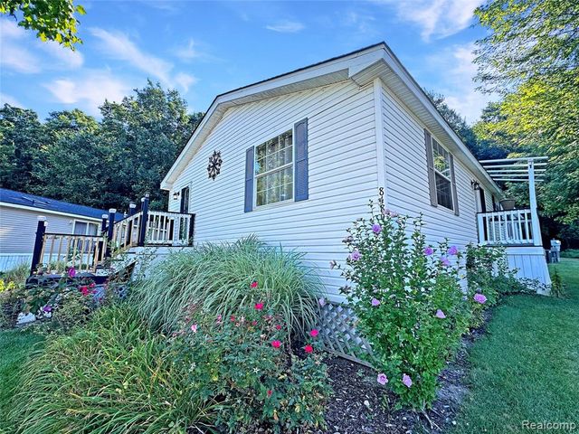 8489 Barkwood Circle, Fenton, MI 48430