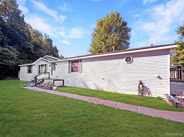 8489 Barkwood Circle, Fenton, MI 48430