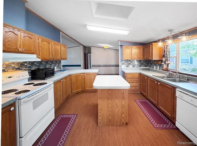 8489 Barkwood Circle, Fenton, MI 48430