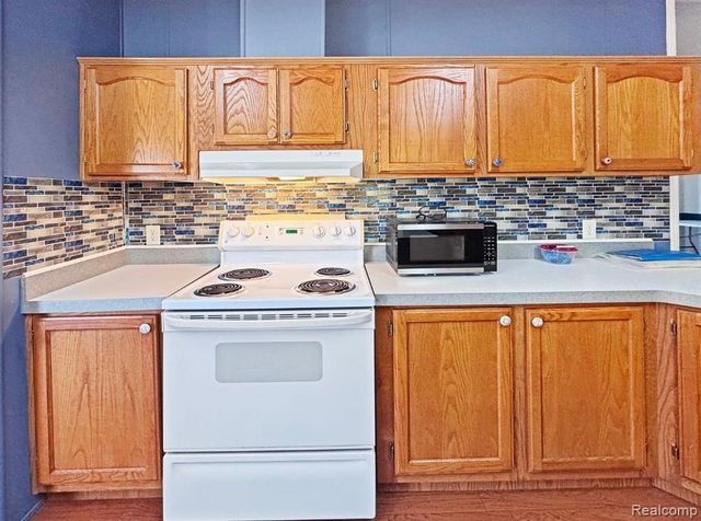 8489 Barkwood Circle, Fenton, MI 48430