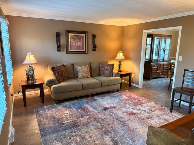 704 Joan CIR, Salem, VA 24153