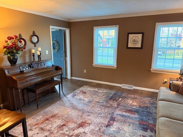 704 Joan CIR, Salem, VA 24153