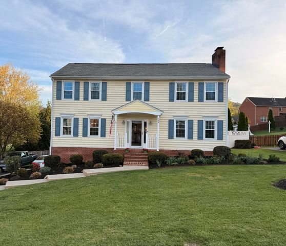 704 Joan CIR, Salem, VA 24153