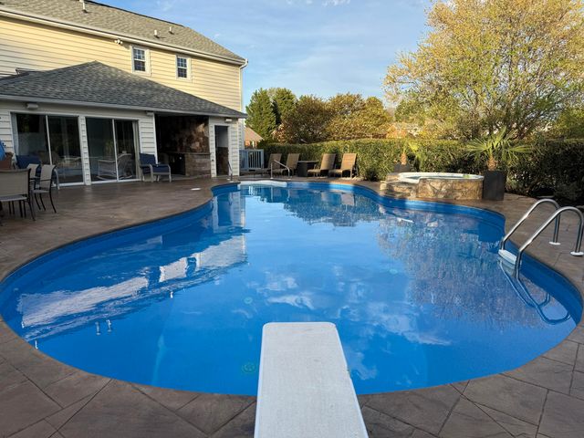 704 Joan CIR, Salem, VA 24153