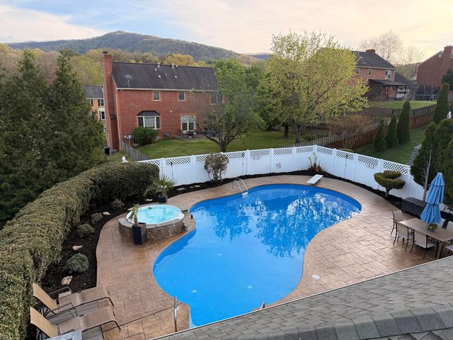 704 Joan CIR, Salem, VA 24153