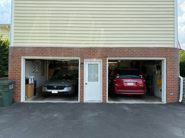 704 Joan CIR, Salem, VA 24153