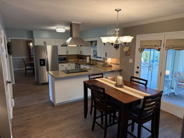704 Joan CIR, Salem, VA 24153