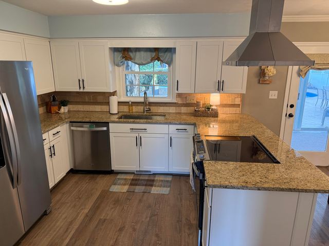 704 Joan CIR, Salem, VA 24153