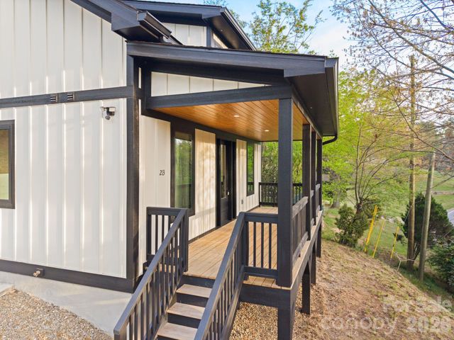 213 New Stock Road, Asheville, NC 28804
