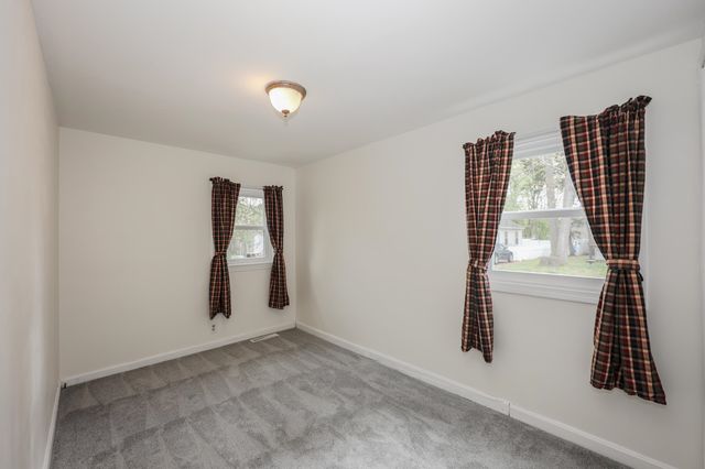 9 Riverside Drive, Fremont, NH 03044