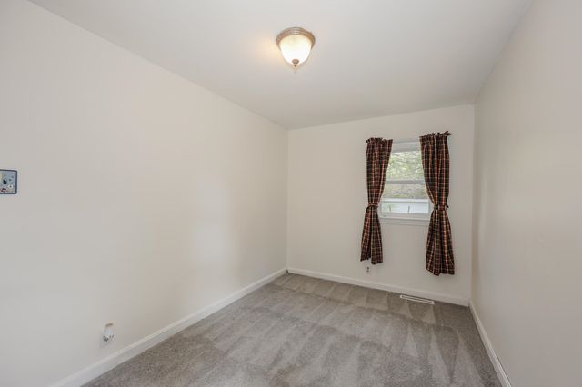 9 Riverside Drive, Fremont, NH 03044