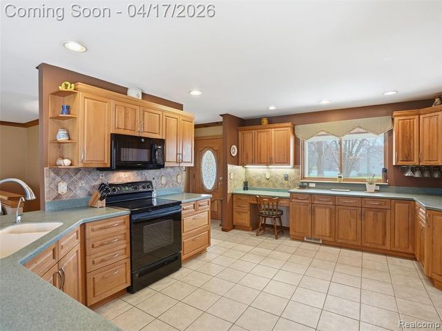 4695 Melanie Lane, White Lake, MI 48383