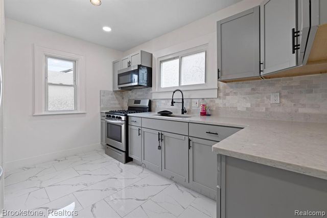 4760 Curtis Street, Dearborn, MI 48126