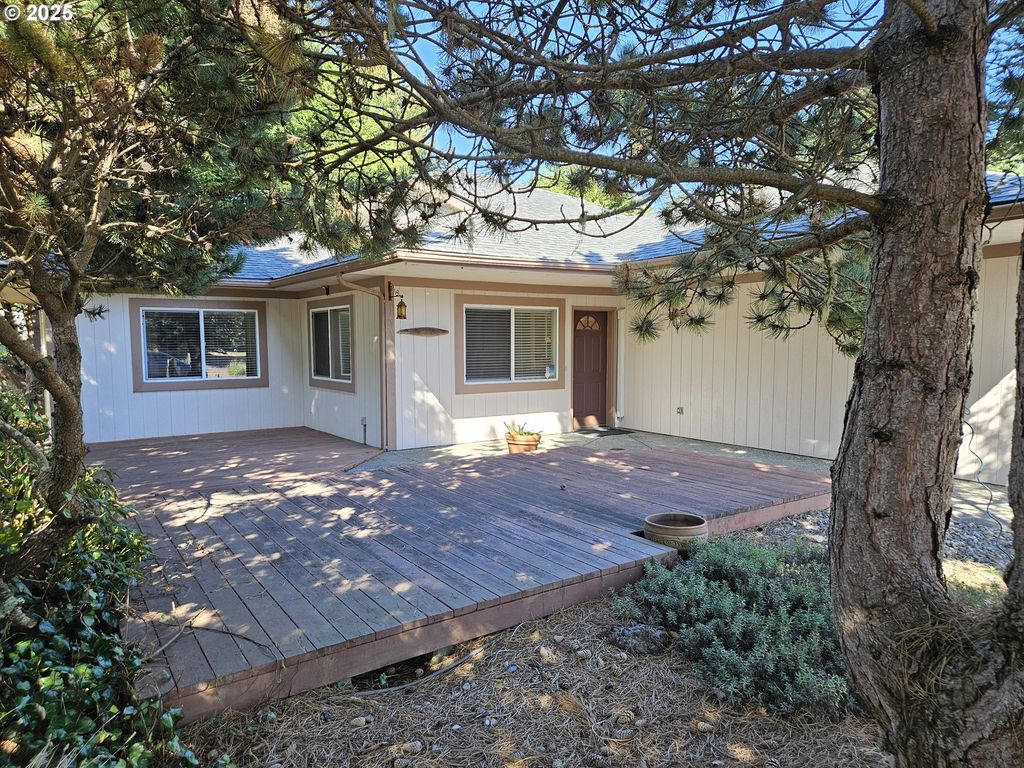 736 EDWARDS Ave, Coos Bay, OR 97420