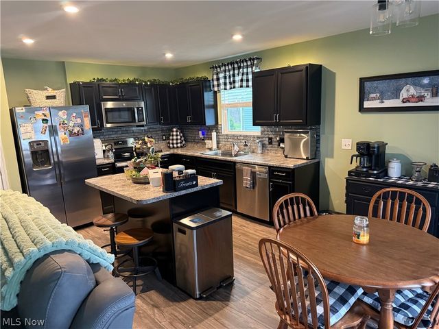 2608 Bishop Oval, Barberton, OH 44203