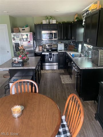 2608 Bishop Oval, Barberton, OH 44203