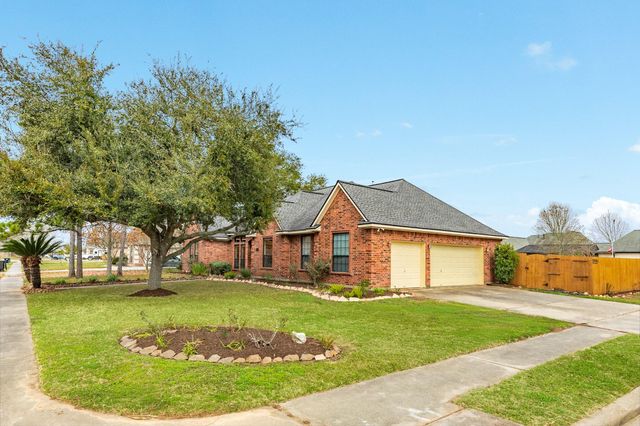 120 Mallard Drive, Clute, TX 77531