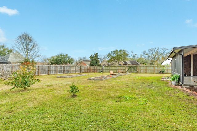 120 Mallard Drive, Clute, TX 77531