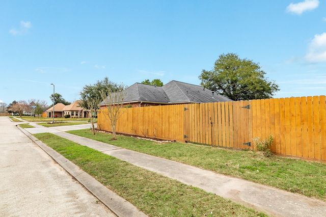 120 Mallard Drive, Clute, TX 77531