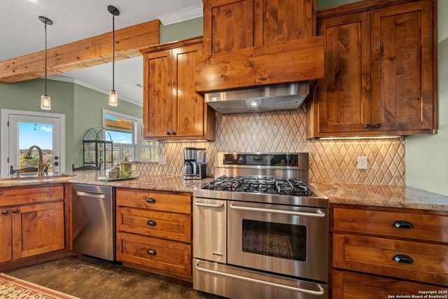 34 Rusty Spur Dr, Fredericksburg, TX 78624