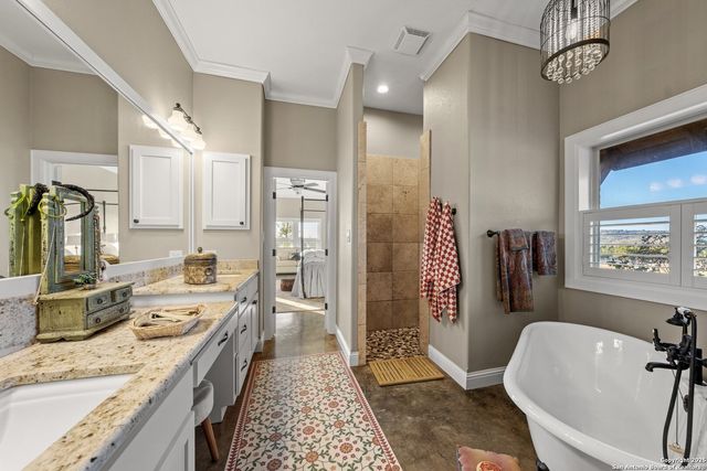 34 Rusty Spur Dr, Fredericksburg, TX 78624