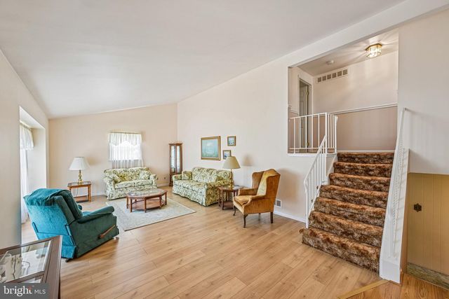 138 BRENTWOOD DR, Mount Laurel, NJ 08054