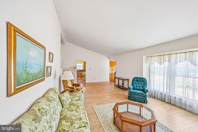 138 BRENTWOOD DR, Mount Laurel, NJ 08054