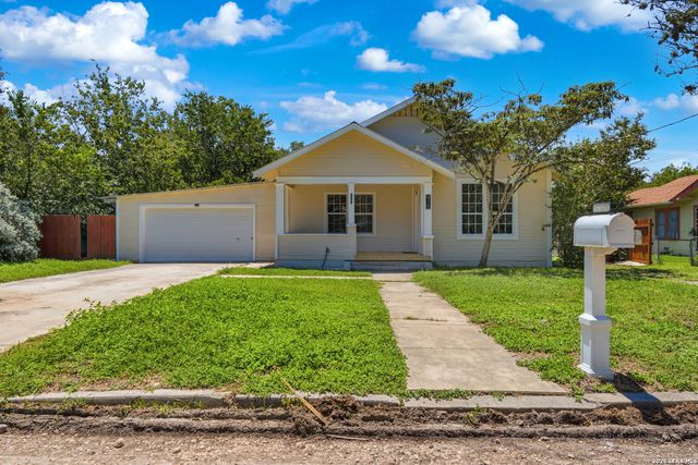 415 Elm St, Seguin, TX 78155