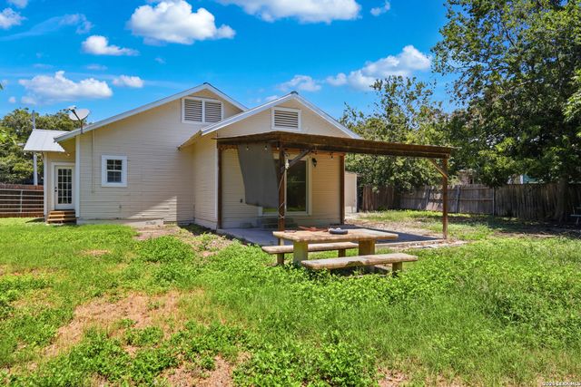 415 Elm St, Seguin, TX 78155