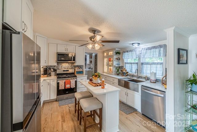 445 Riverwind Drive, Hendersonville, NC 28739