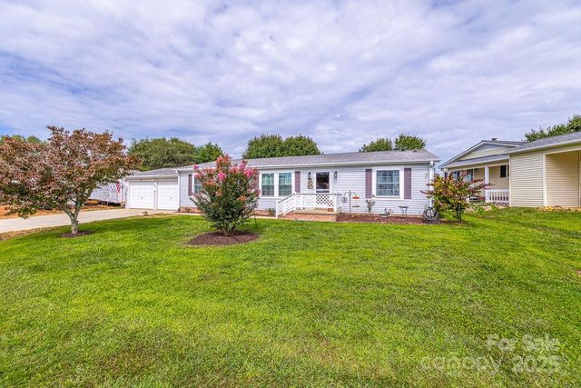 445 Riverwind Drive, Hendersonville, NC 28739