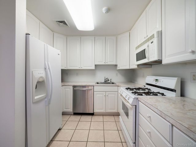 2 Windsor Circle, New City, NY 10956