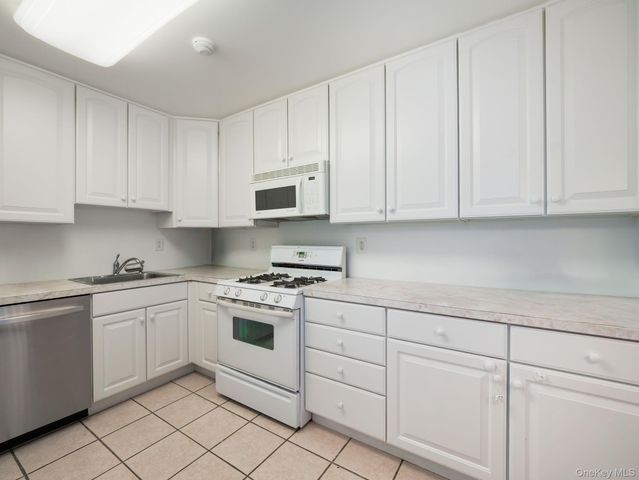 2 Windsor Circle, New City, NY 10956