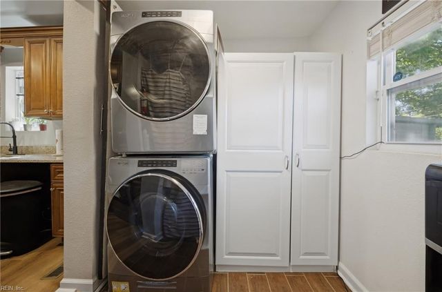 239 Locust AVE, Hampton, VA 23661