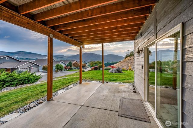 2840 Akamai Way, East Wenatchee, WA 98802