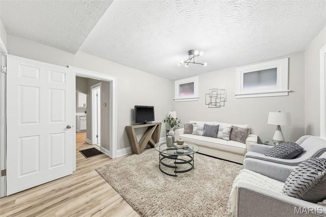 5036 Dewey Avenue, St Louis, MO 63116