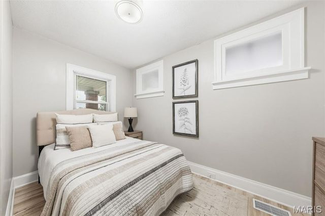 5036 Dewey Avenue, St Louis, MO 63116