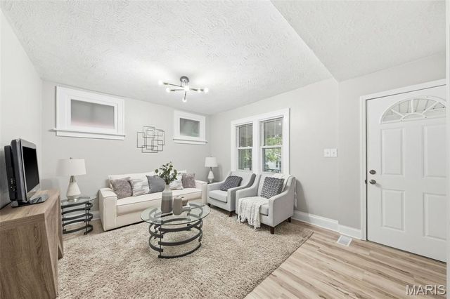 5036 Dewey Avenue, St Louis, MO 63116