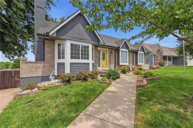 302 SW 24th Street, Oak Grove, MO 64075