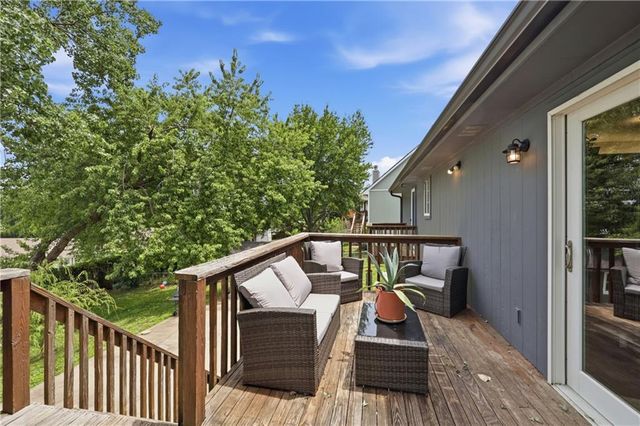 302 SW 24th Street, Oak Grove, MO 64075