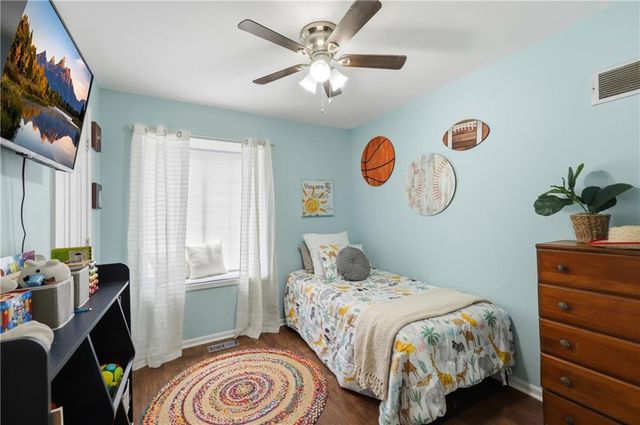 302 SW 24th Street, Oak Grove, MO 64075