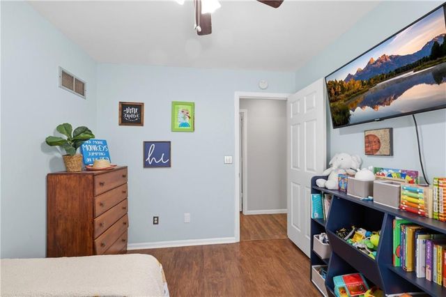 302 SW 24th Street, Oak Grove, MO 64075