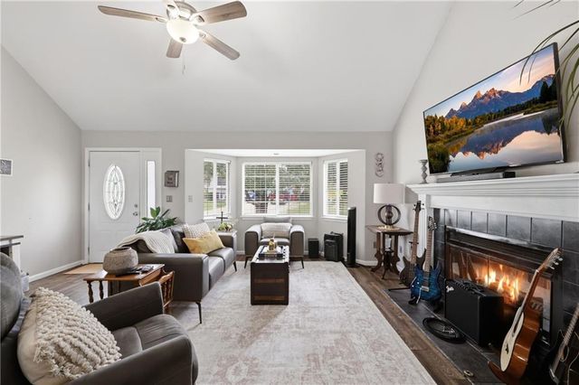 302 SW 24th Street, Oak Grove, MO 64075